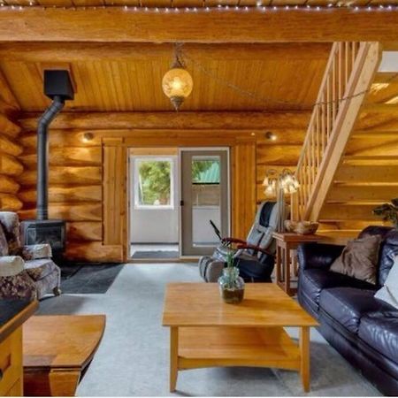 Vila Authentic Lofted Log Cabin With Hot Tub Kelowna Exteriér fotografie