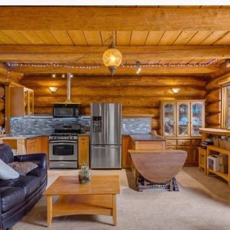 Vila Authentic Lofted Log Cabin With Hot Tub Kelowna Exteriér fotografie