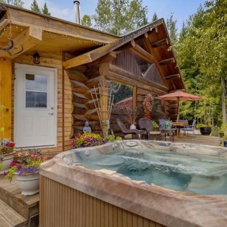 Vila Authentic Lofted Log Cabin With Hot Tub Kelowna Exteriér fotografie