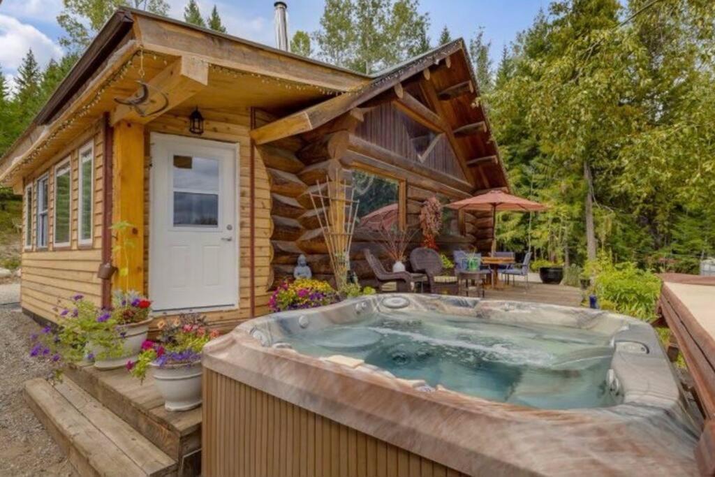 Vila Authentic Lofted Log Cabin With Hot Tub Kelowna Exteriér fotografie